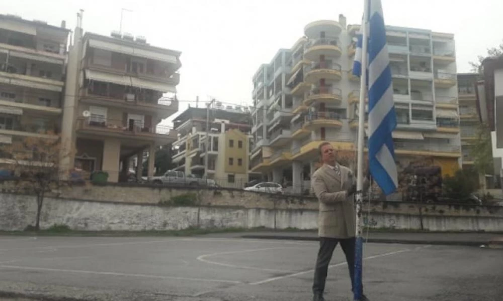 Γιαννιτσά: Διευθυντής δημοτικού σχολείου τίμησε μόνος την εθνική εορτή της 25ης Μαρτίου